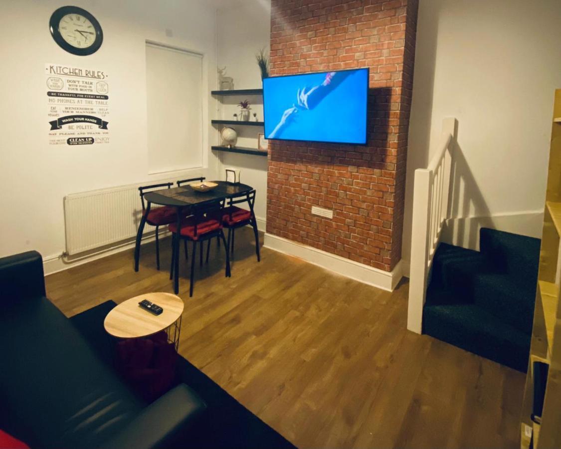 Large 4 Bedroom Home - Coventry City Centre Zewnętrze zdjęcie