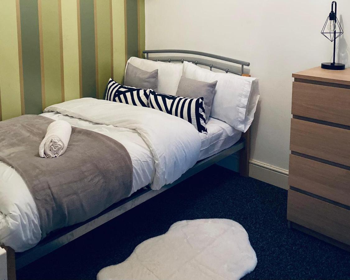 Large 4 Bedroom Home - Coventry City Centre Zewnętrze zdjęcie